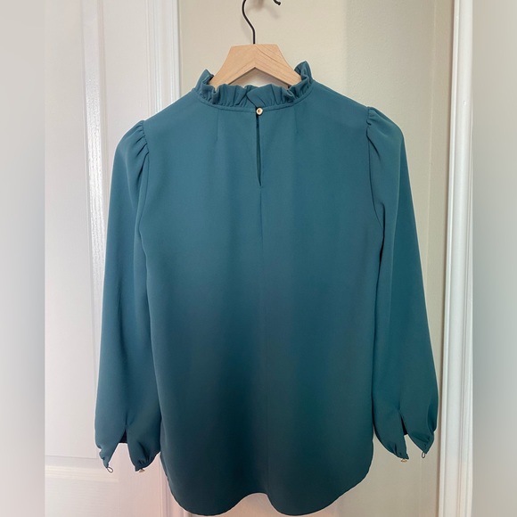 Jcrew ruffle neck blouse green
Worn once
Mint condition - Picture 2 of 2
